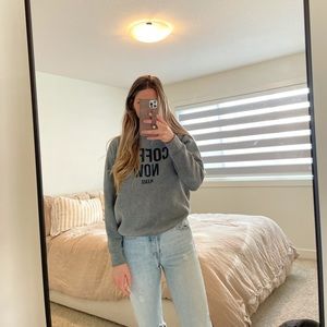 Brunette the label “Coffee now please” crew neck